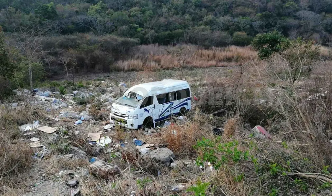 Combi cae a barranco; chofer perdió el control