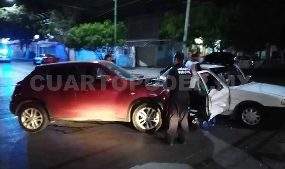 Pareja resulta lesionada en accidente de tránsito