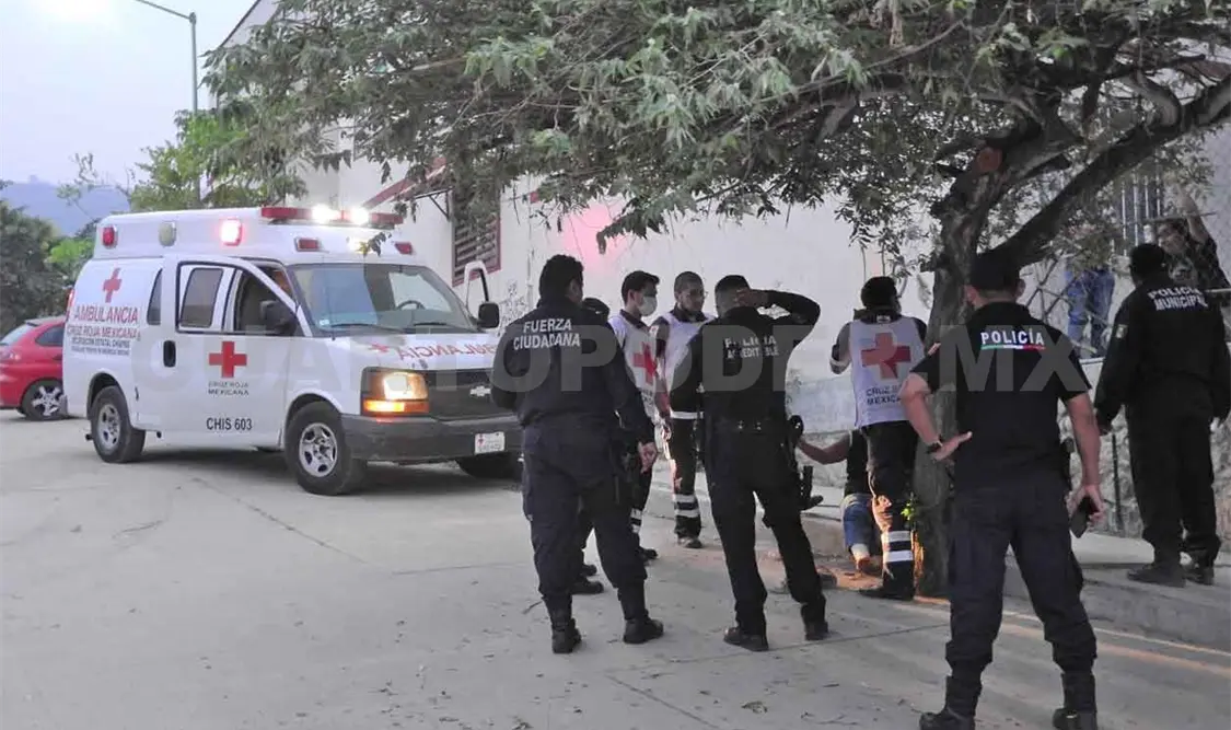 Balean a vigilante en robo a construcción