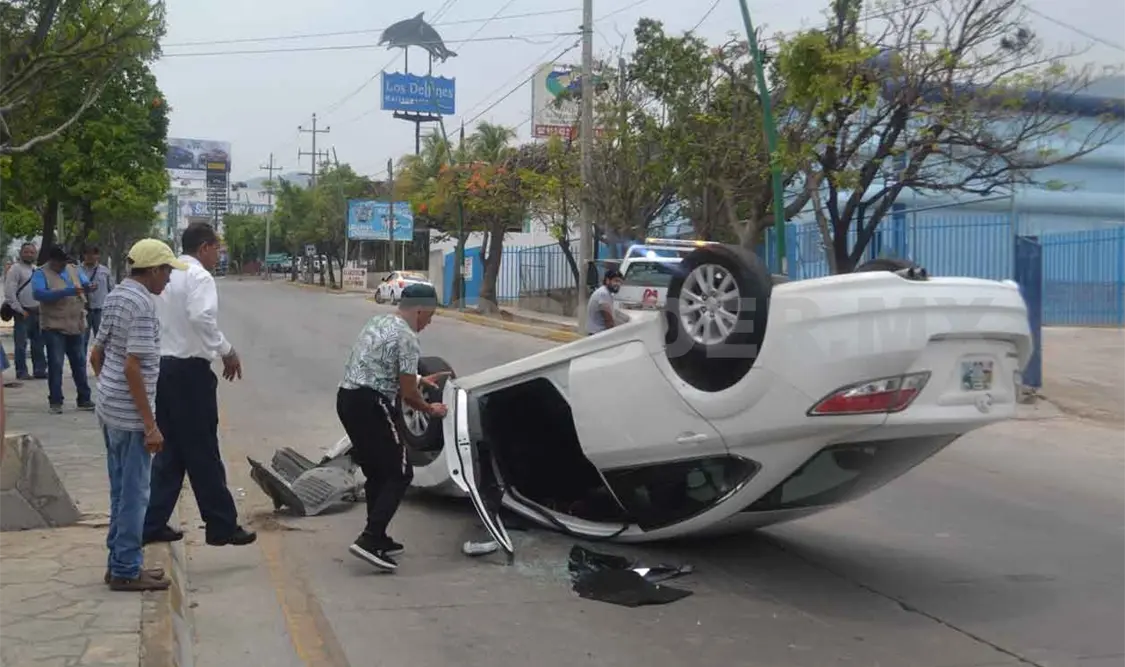 Dos personas quedan heridas en volcadura