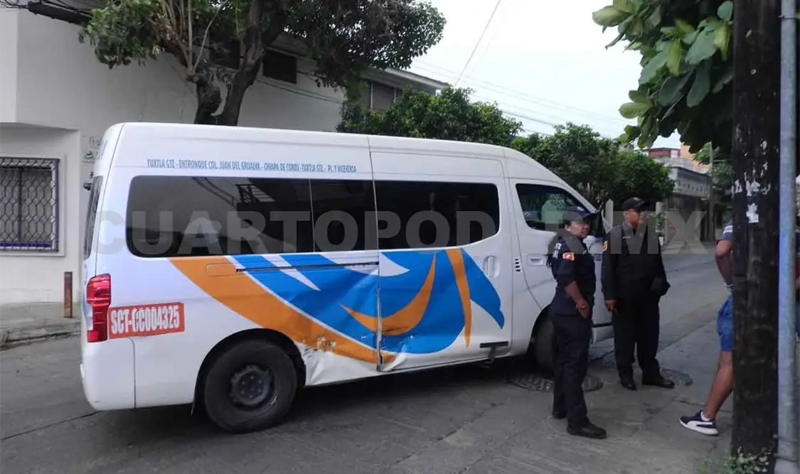 Cuatro heridos en choque de colectivo y camioneta