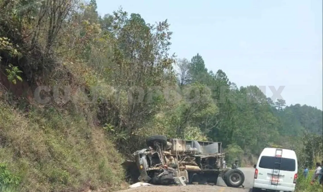 Queda herido al sufrir aparatosa volcadura