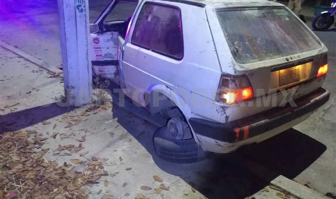 Al chocar Golf lo dejan abandonado