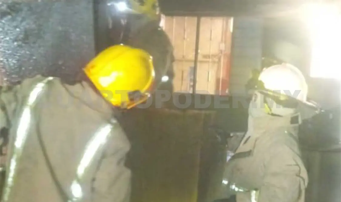 Los bomberos de la estación oriente lograron contener el fuego en el interior de la casa habitación. José Ortega / CP