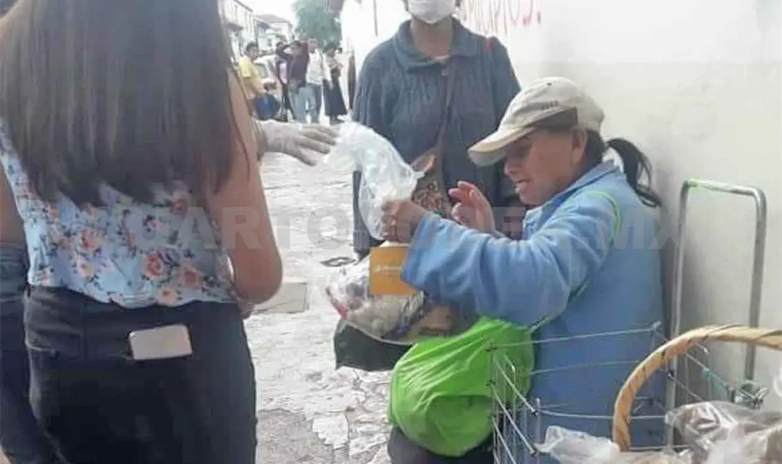 Jóvenes se organizaron para entregar despensas