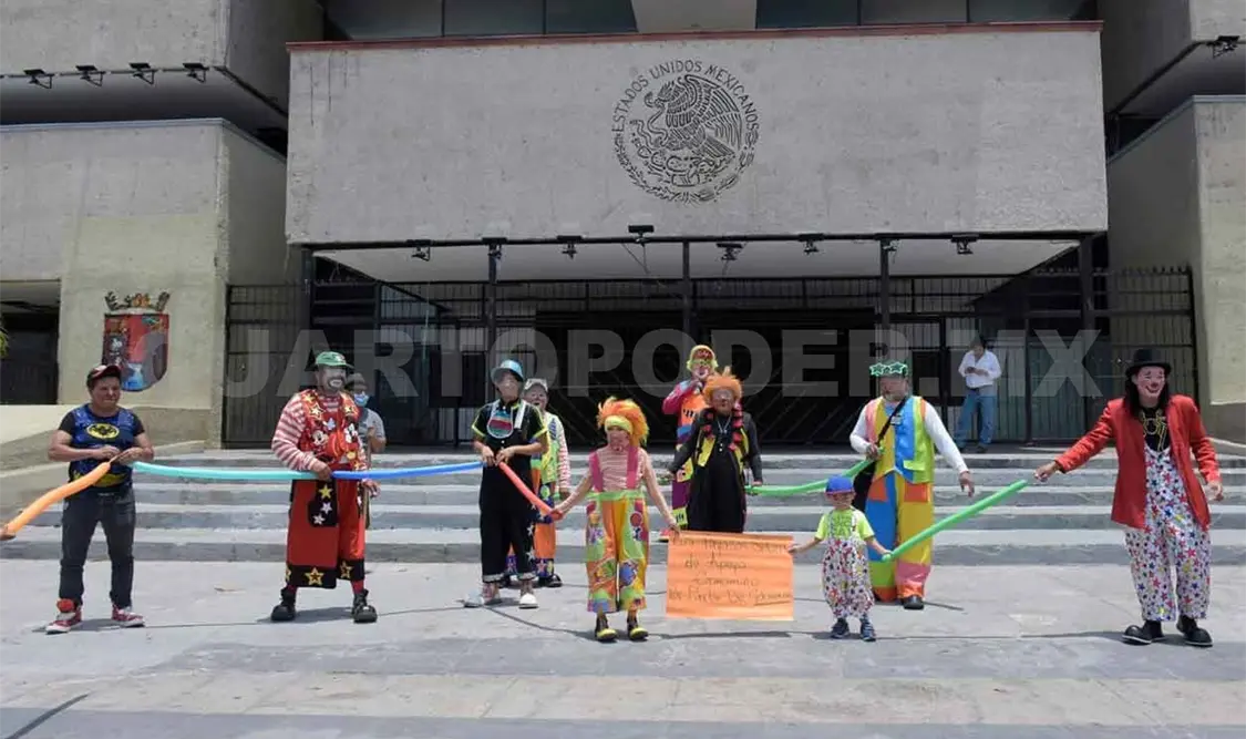 Payasos piden ayuda por crisis económica