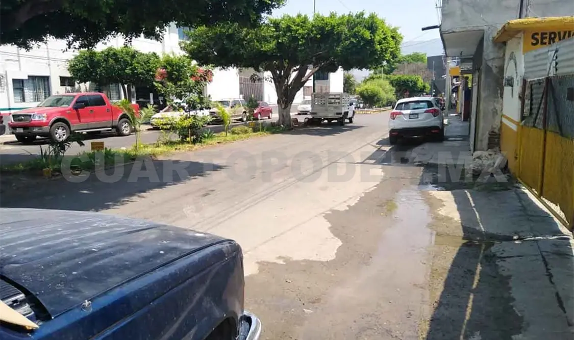 Por ruptura en línea, se desperdician litros de agua