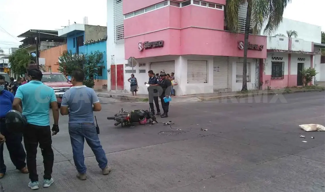 Camioneta impacta a motorista y la mata