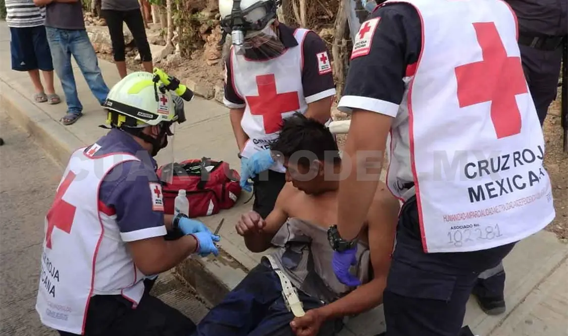 Machetean a joven en pelea callejera
