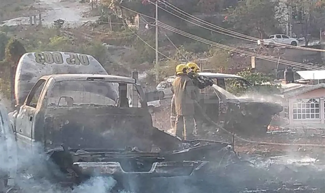 Arde pastizal y causa daños en vehículos