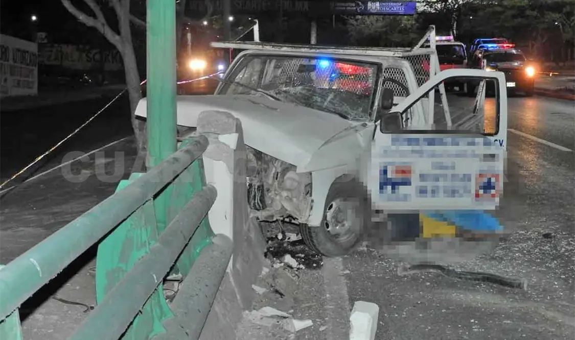 Fallece al estrellarse con muro de contención