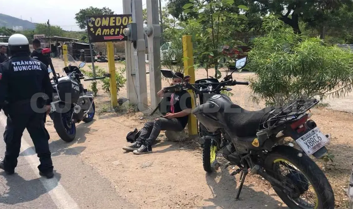 Motociclista derrapa y queda lesionado