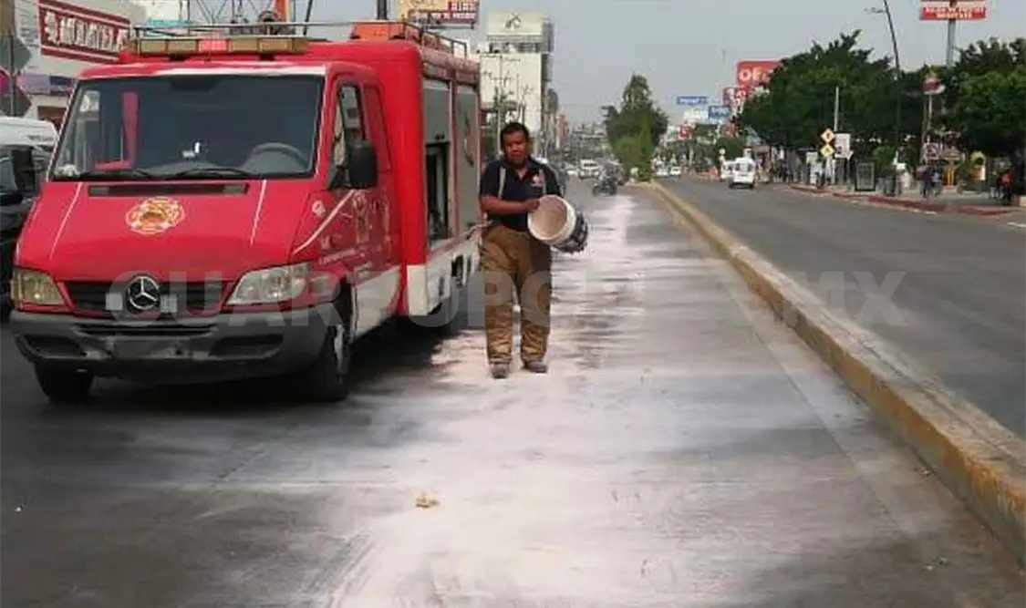 Bomberos controlan derrame de combustible