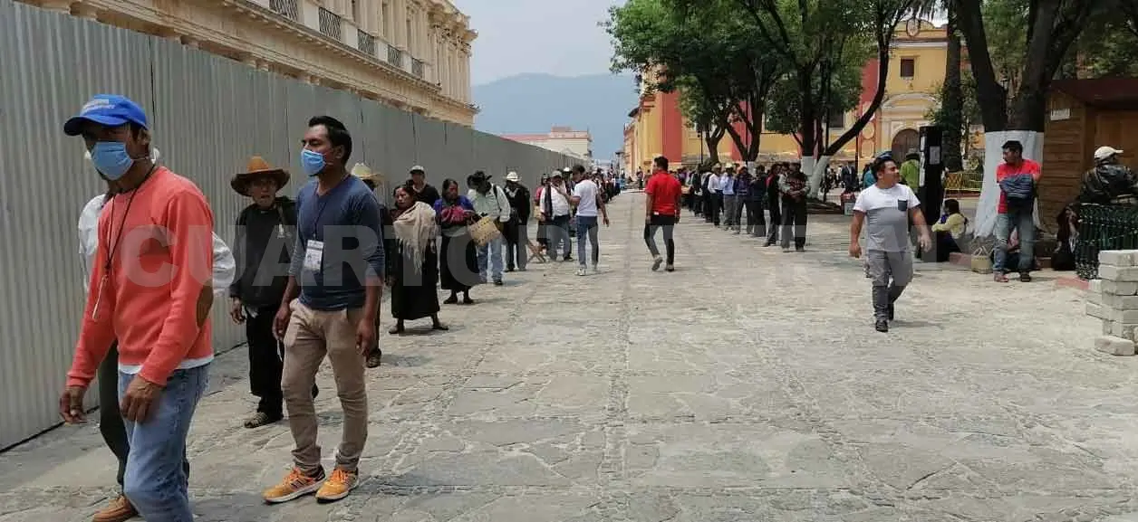 Cobro de apoyos federales generan largas filas
