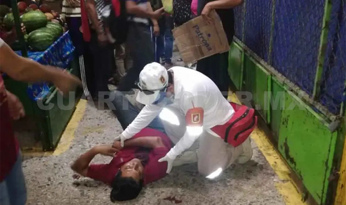 Hombre cae de techo de mercado