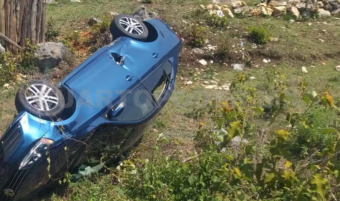 Jetta vuelca por ir a exceso de velocidad