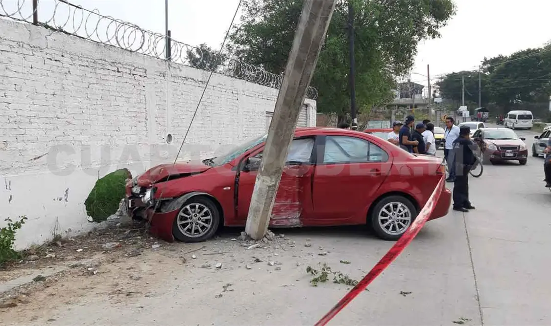Automóvil colisiona con poste de concreto