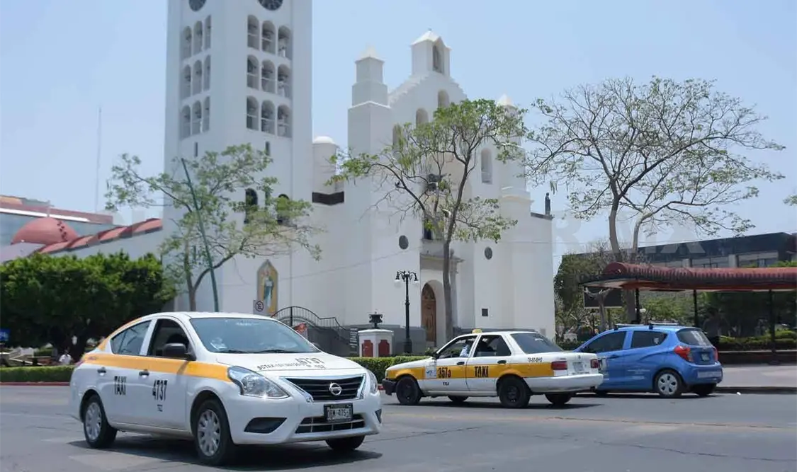 Denuncian que taxistas no respetan reglamento
