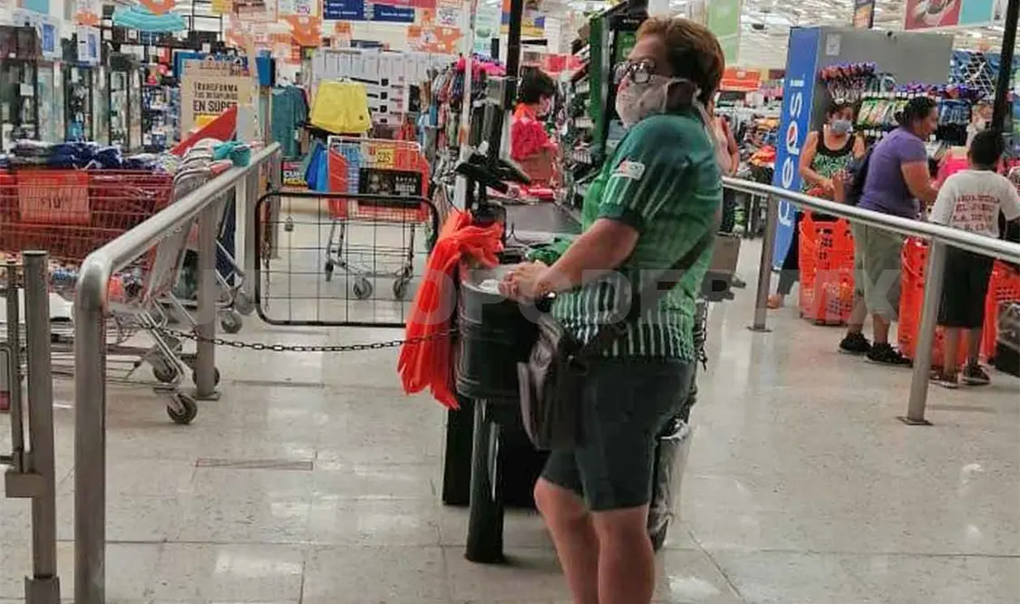 La atrapan tratando de robar ropa y alcohol