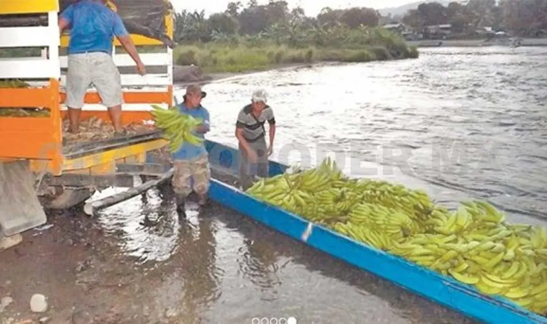 Indígenas bribris costarricenses descargan donativos en una orilla de un río del sureste del país para ayudar a comunidades golpeadas por el virus. El Universal