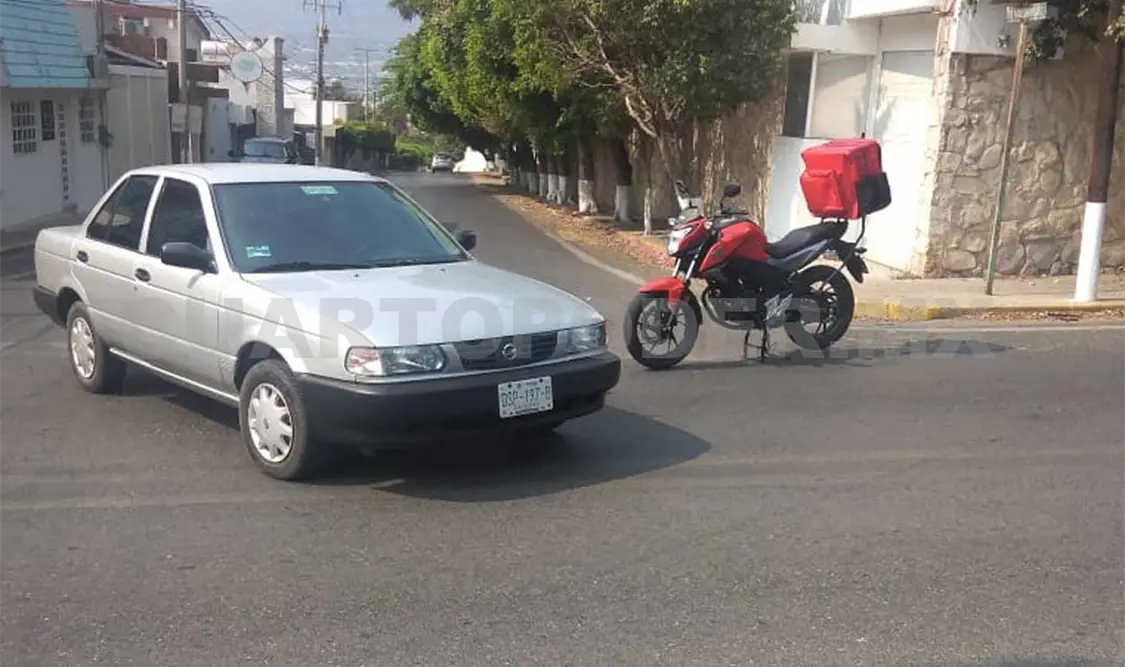 El automovilista hizo corte de circulación a la moto. Ulises López / CP