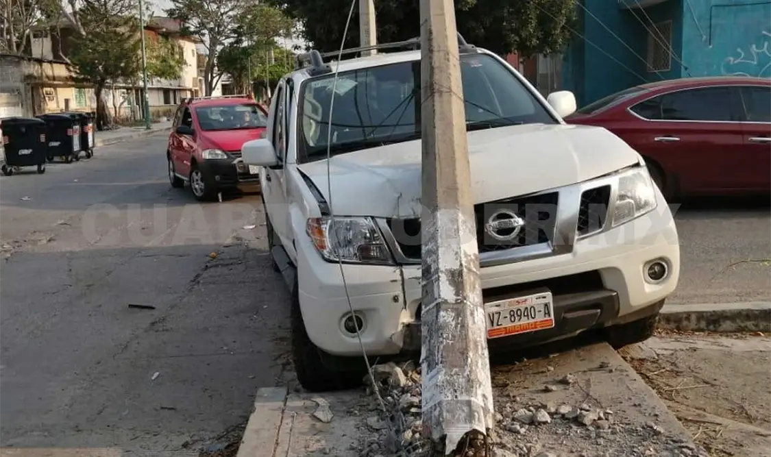 La camioneta terminó estrellada contra un poste de energía eléctrica. José Ortega / CP