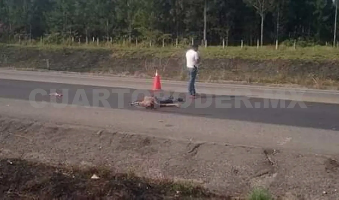 Viajaban en una moto en la carretera Las Choapas-Raudales Malpaso, cuando un tráiler los embistió. Ramiro López / CP