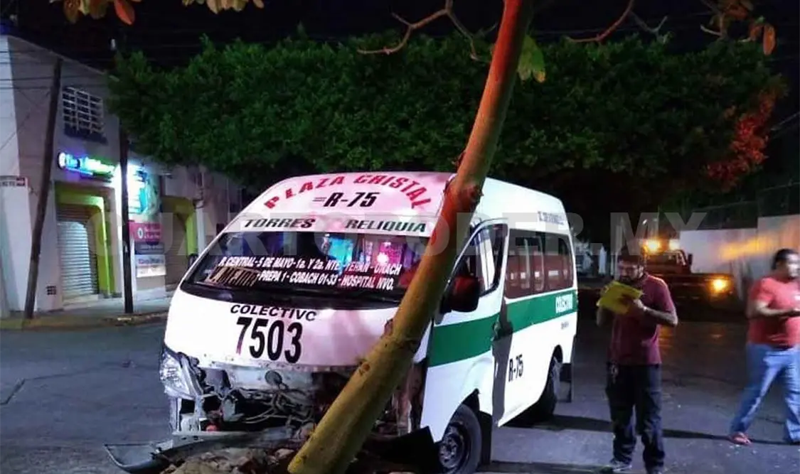 Colisiona combi y deja cinco heridos