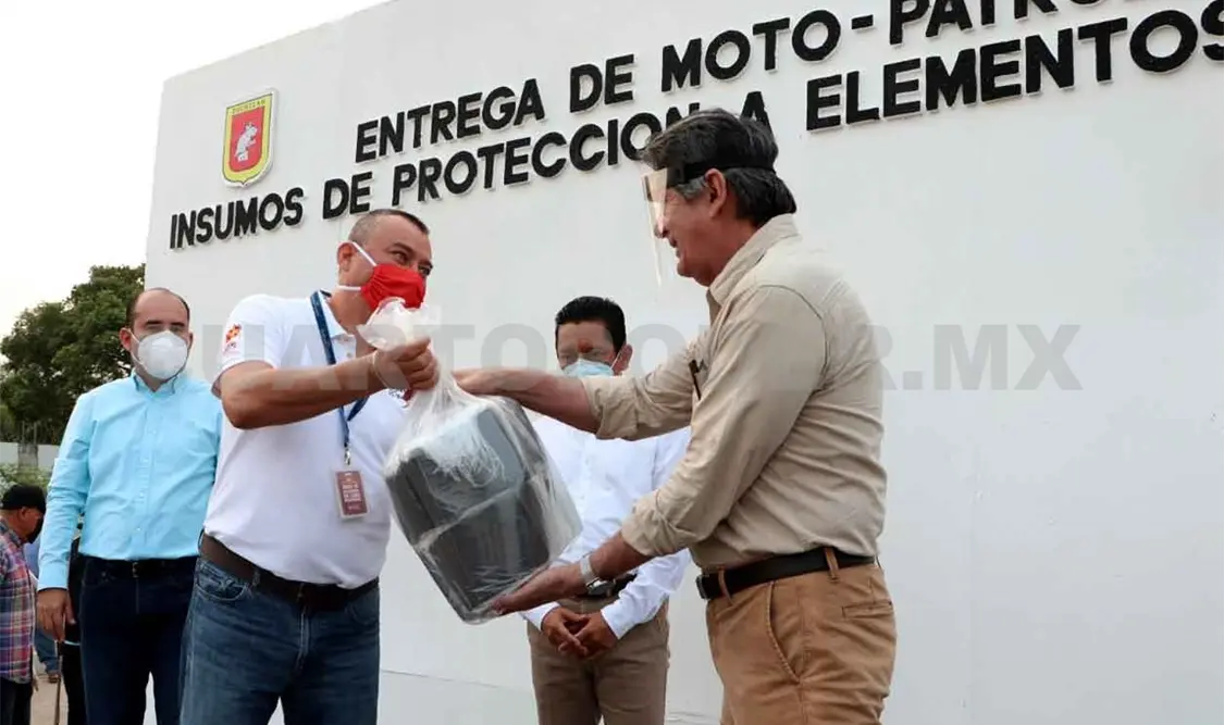 Entrega alcalde insumos de protección a policías