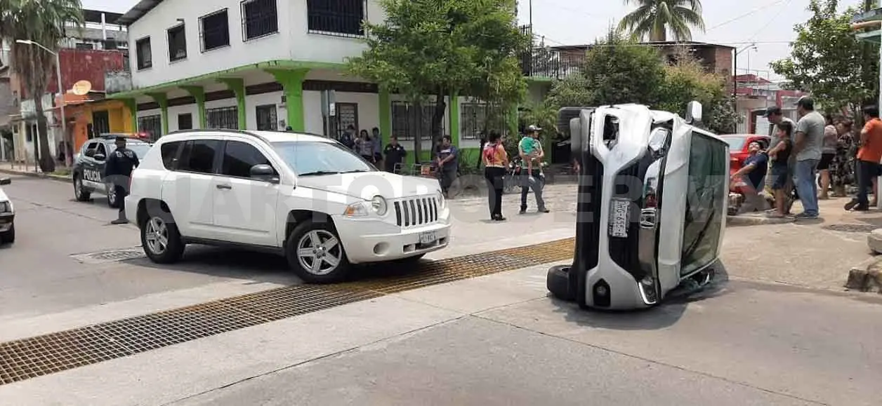 Un lesionado en choque de camionetas