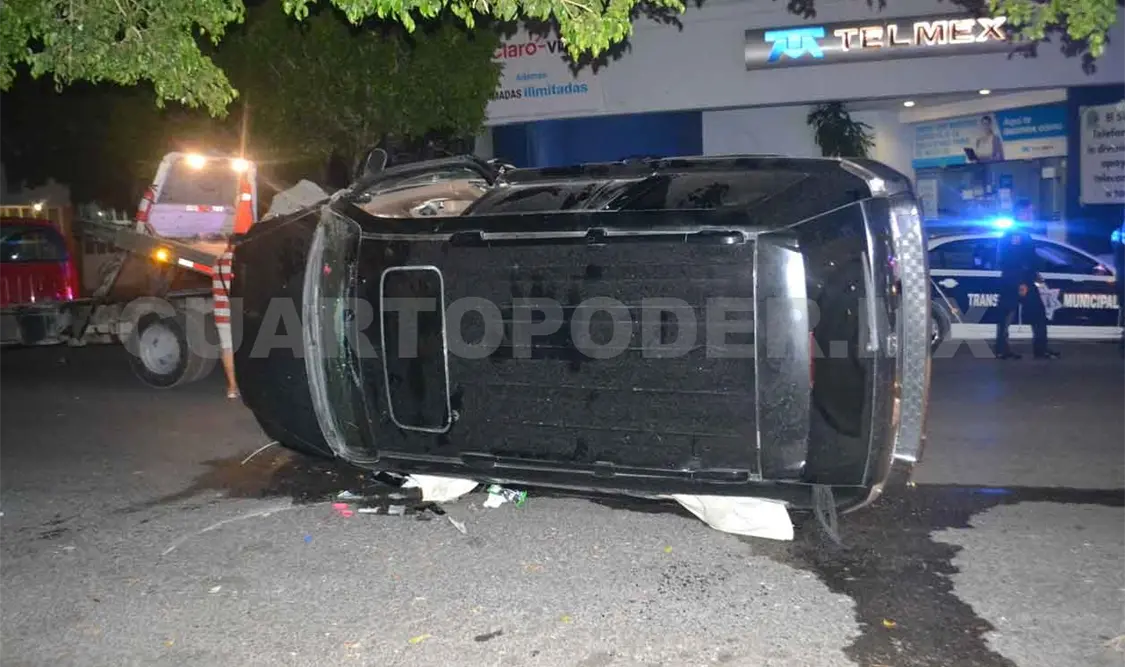 Acelerado conductor volcó frente a Telmex