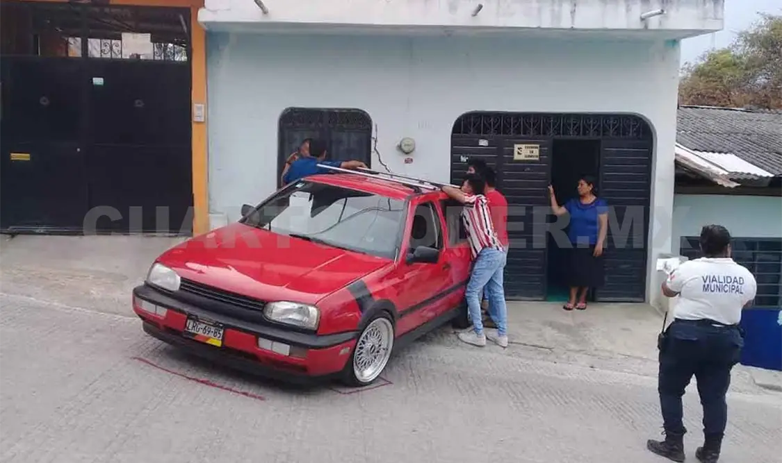 Perdió el control y se estrelló en una casa