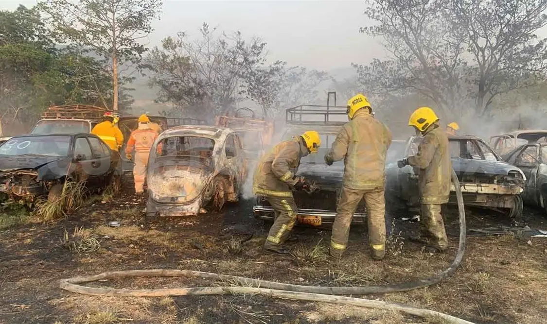 Se calcinan 23 autos al incendiarse un corralón