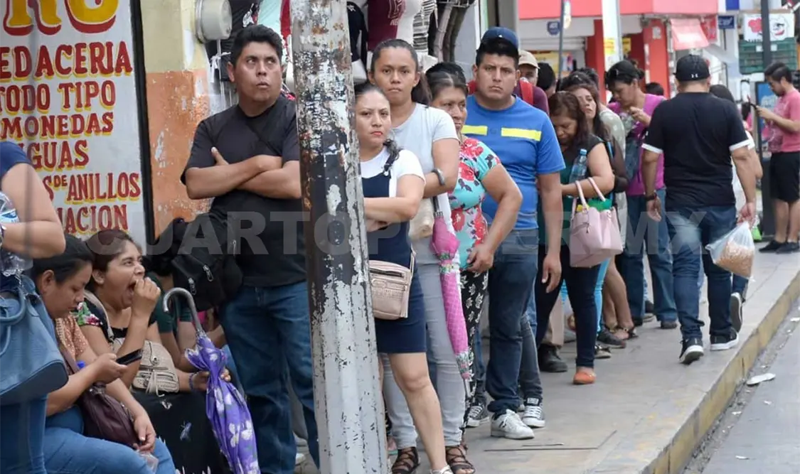 Los bancos registran una gran concentración de personas en el centro de Tuxtla. CP