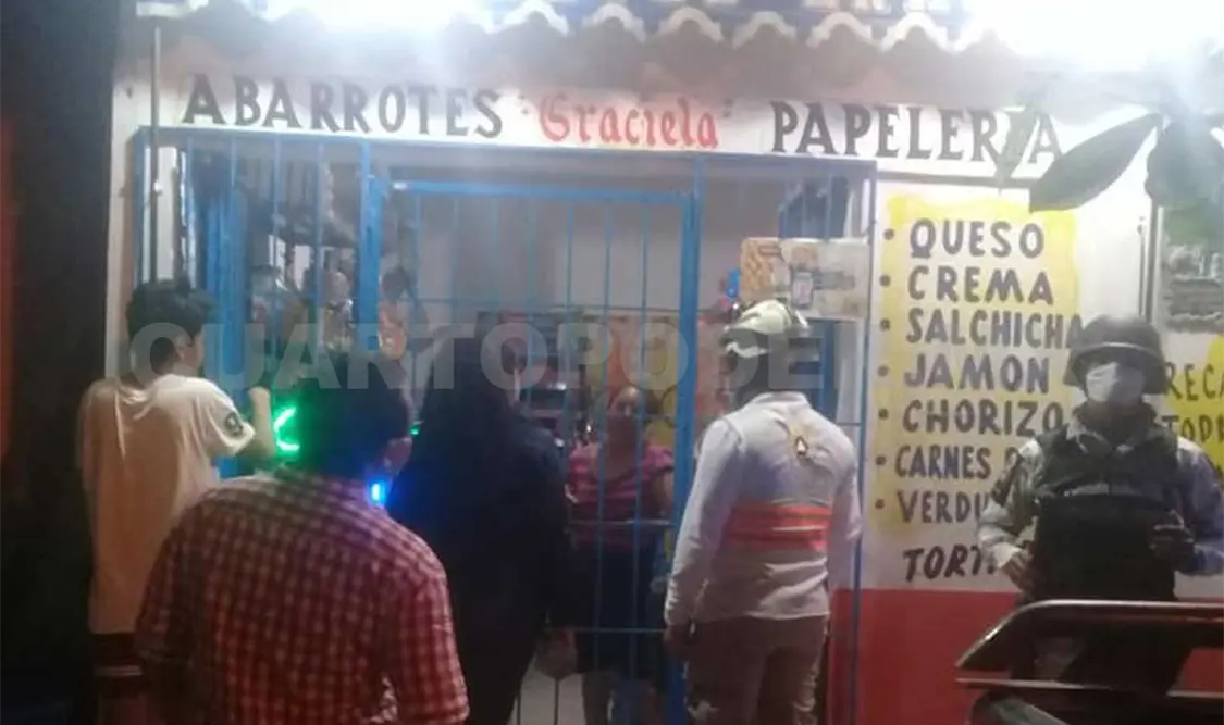 Personal de las diversas corporaciones policiacas durante las visitas a los negocios. Noel Vázquez / CP