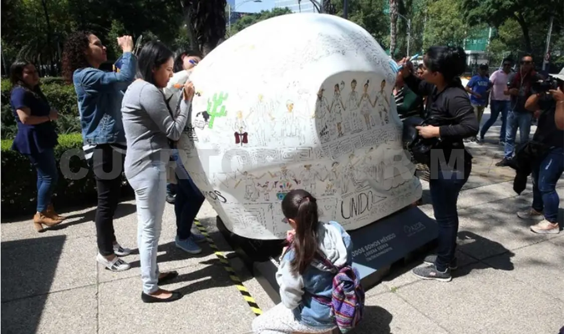 Artistas interviniendo una de las piezas para la exposición que se realizó en 2019. Cortesía