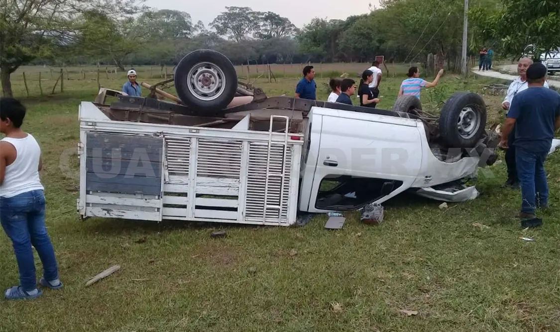 Al parecer fue el exceso de velocidad lo que provocó que la camioneta terminara con las llantas al aire. Moisés Lorenzo / CP