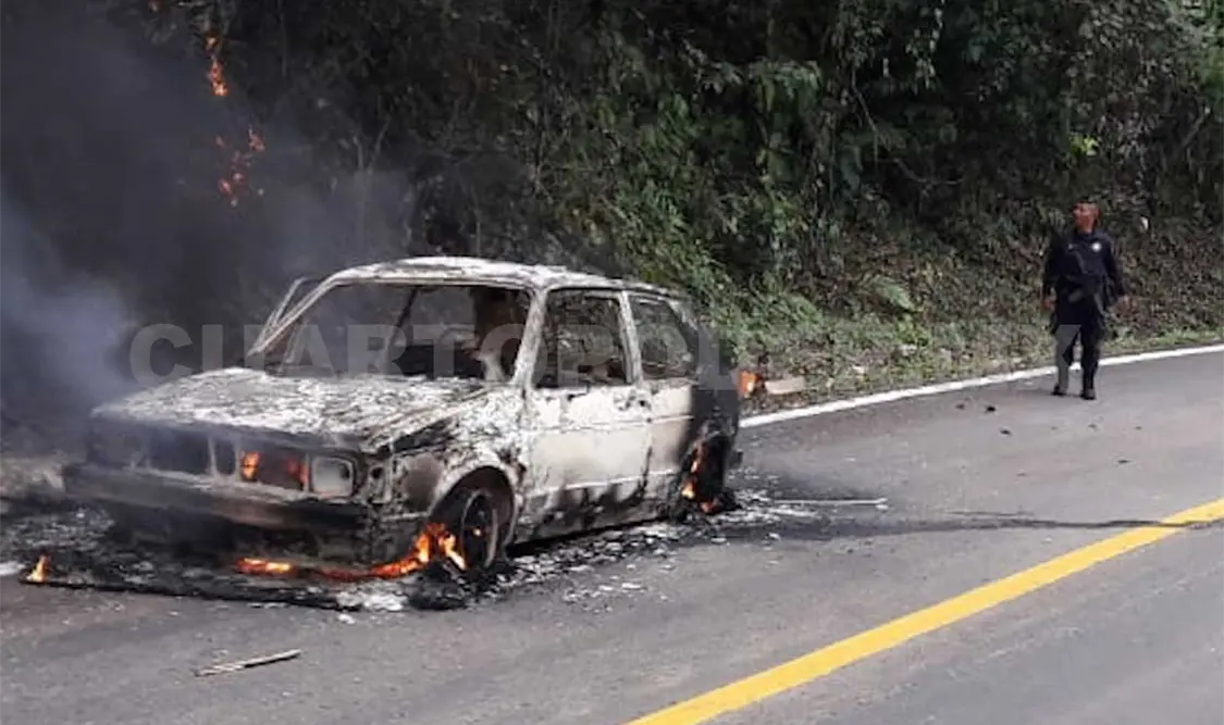 El vehículo particular comenzó a incendiarse presuntamente por un cortocircuito en el sistema eléctrico. Genaro Sánchez / CP