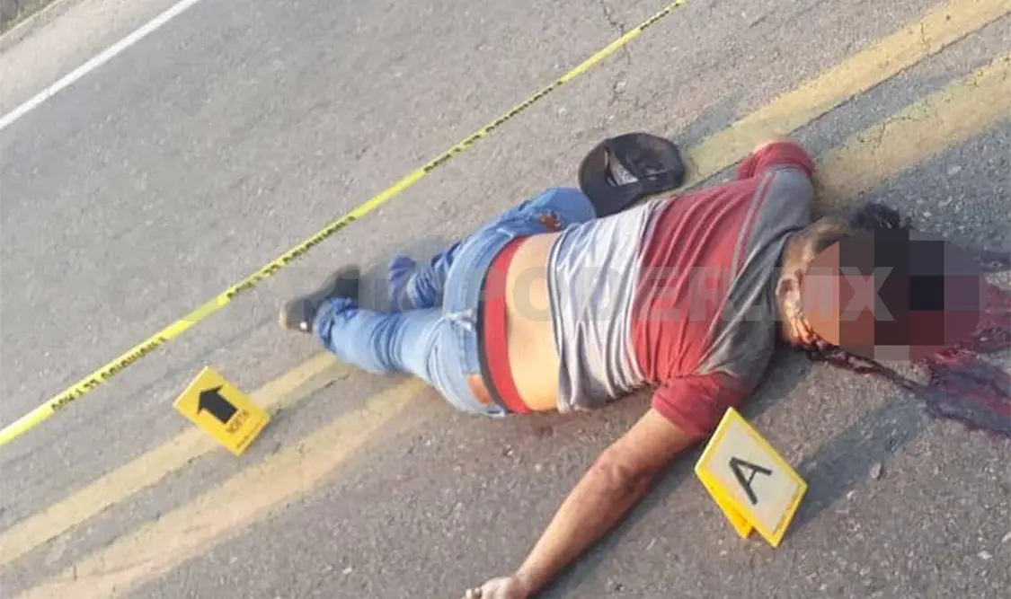 Todo indica que al tomar una curva, el motociclista perdió el control y derrapó; el biciclo quedó a 30 metros del cuerpo. Dalia Villatoro / CP