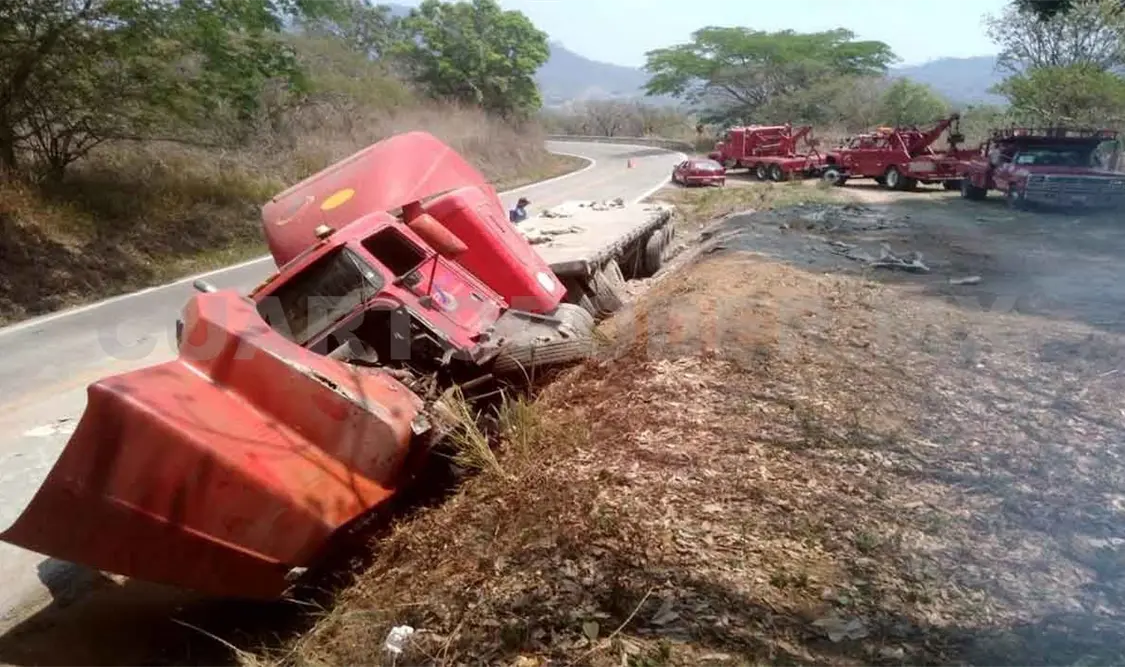 Vuelca tráiler y se roban 30 toneladas de cemento