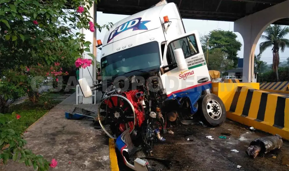 Chocan tráileres en ex caseta de cobro