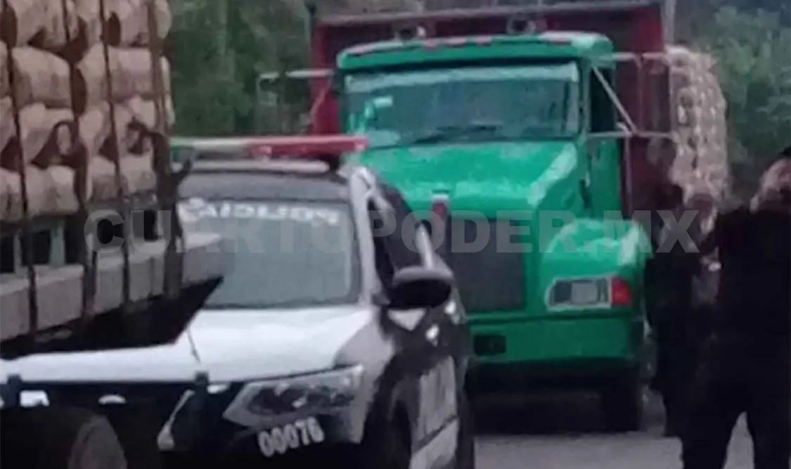 Retienen camiones por deterioro de carretera