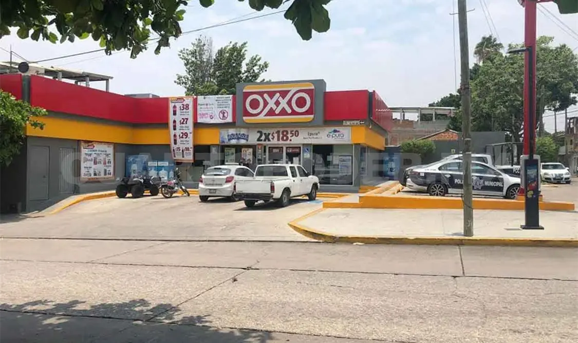 Delincuente atraca tienda Oxxo y huye con el botín
