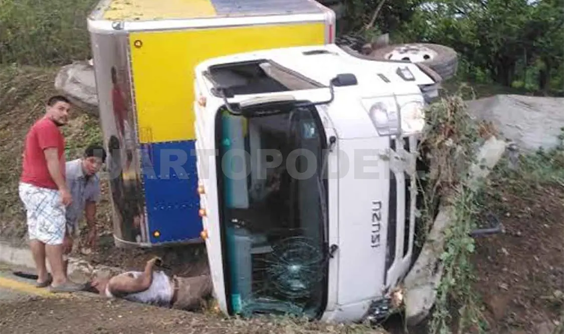 Un lesionado al volcar camión en la Costera