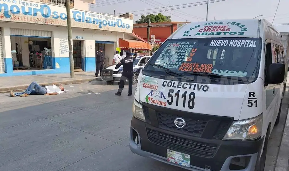 Colectivo embiste a peatón y lo manda a un hospital