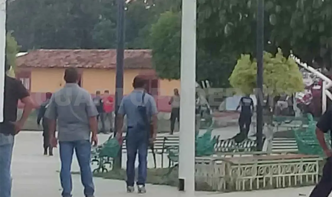 Con armas, policías desalojan a jóvenes