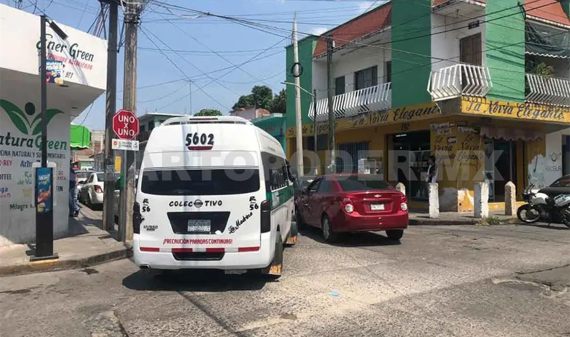 Choca colectivo y Sonic en cruce de uno por uno
