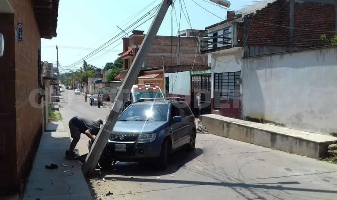 Hospitalizan a sujeto tras caer de auto en movimiento