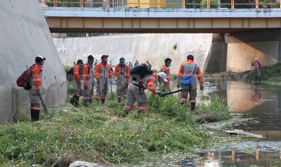 Trabajadores del Ayuntamiento iniciaron limpieza en cauces del río Sabinal. Cortesía