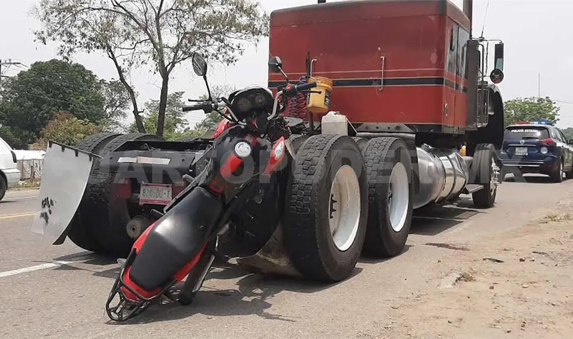 Autoridades de Tránsito informaron que el accidente había ocurrido por alcance en el libramiento sur de Tapachula. Víctor Sánchez / CP